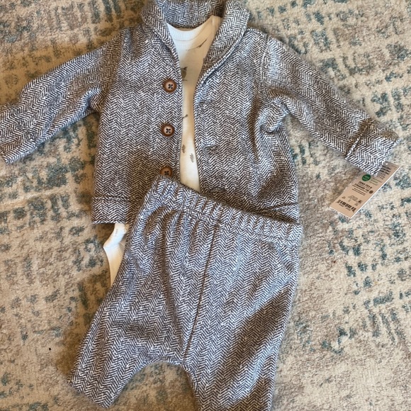 Carters outfit - Picture 1 of 1